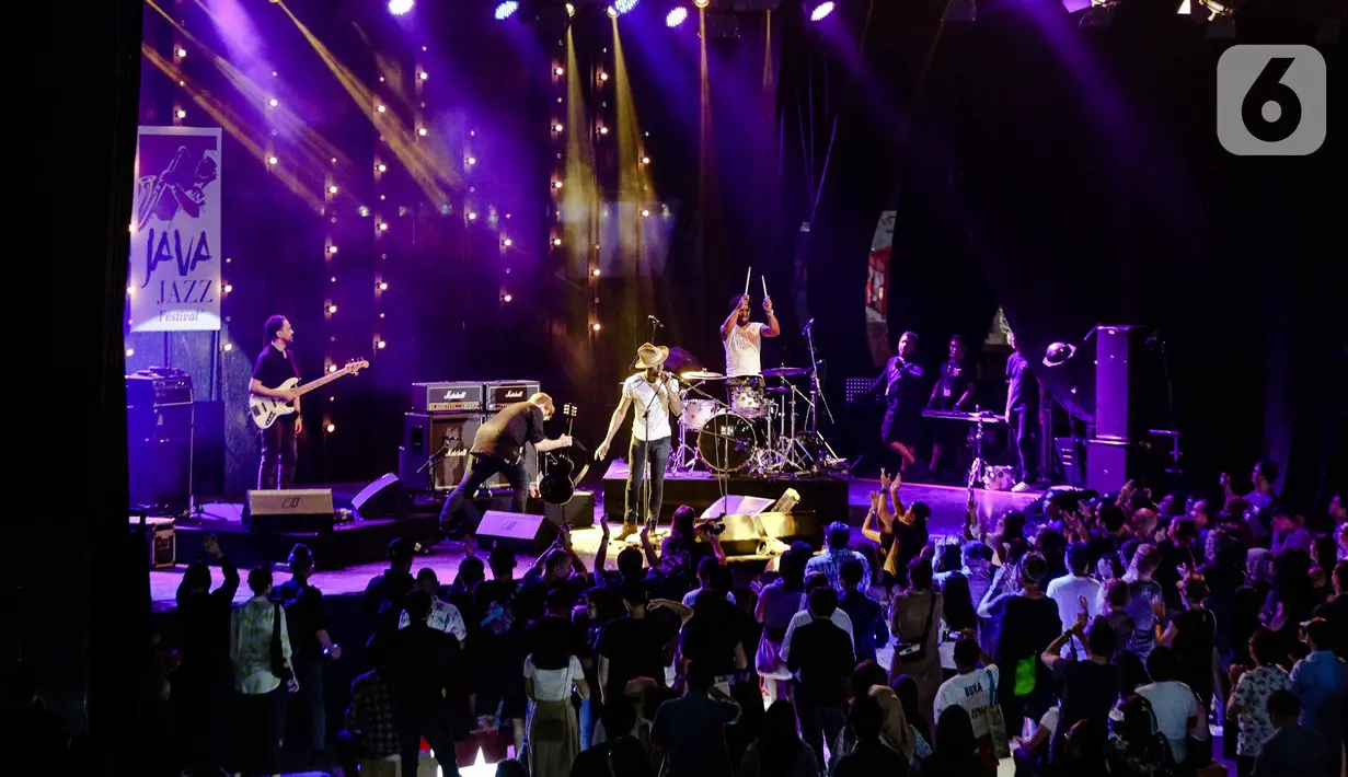 Penonton menyaksikan penampilan musisi dalam Java Jazz Festival 2020 di JIexpo Kemayoran, Jakarta, Jumat (28/2/2020). Java Jazz Festival 2020 menghadirkan sederet musisi dalam dan luar negeri yang diselenggarakan hingga 1 Maret 2020. (Liputan6.com/Faizal Fanani)