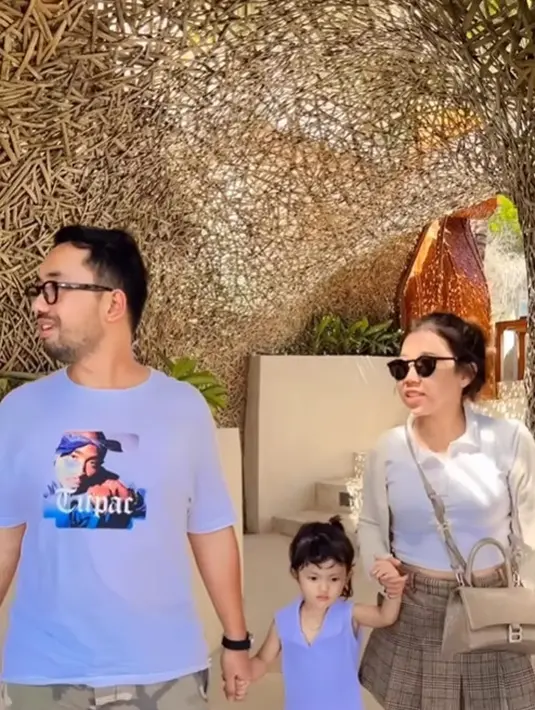 Kiky Saputri dan M. Khairi bersama putrinya. [Foto: Instagram/kikysaputrii]