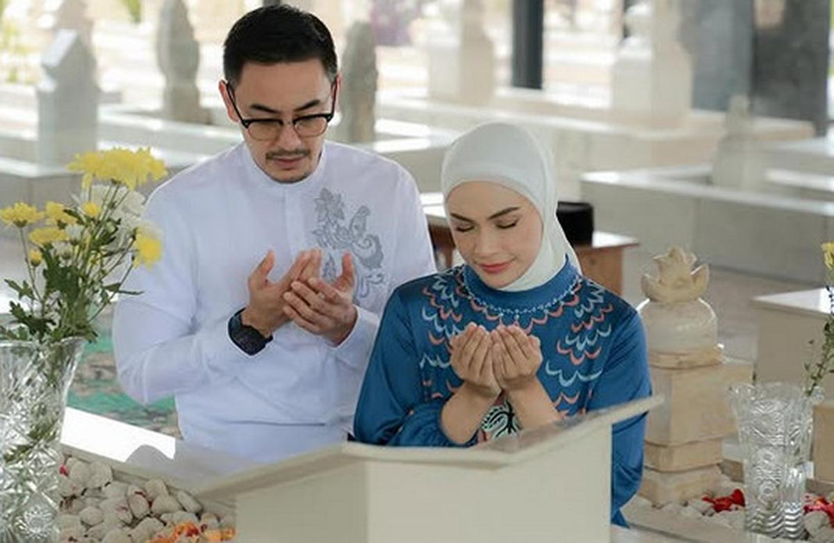 Potret Putri Zulkifli Hasan Ziarah ke Makam Ayah Zumi Zola di Jambi, Netizen Salfok Pemakamannya Bagus Sekali