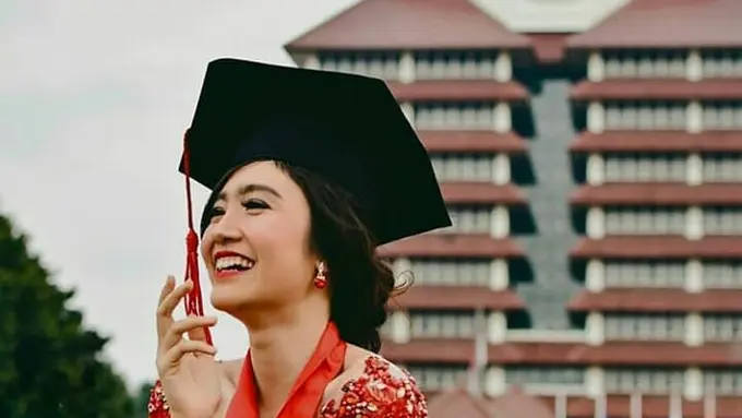 [Bintang] Kelar Jadi Anak Kampus, Ini Makeup Wisuda Cetar Febby Rastanty