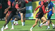 Gelandang Belgia #24 Amadou Onana dan rekan satu timnya mengambil bagian dalam sesi latihan MD-1 menjelang matchday terakhir Grup E Euro 2024 di base camp tim di Ludwigsburg, Selasa (25/6/2024). (THOMAS KIENZLE / AFP)