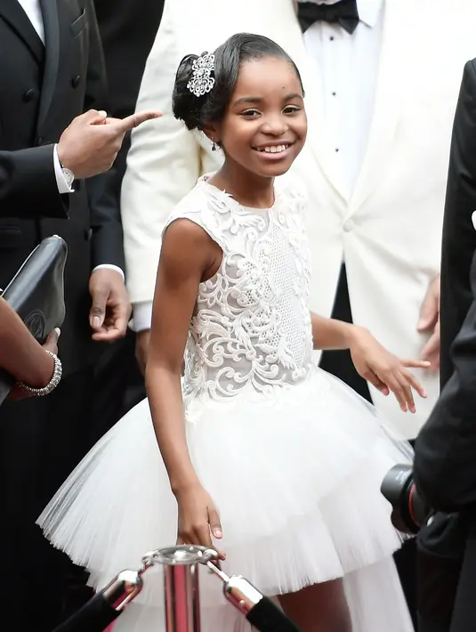 Saniyya Sidney menghadiri perhelatan film bergengsi Oscar 2017 di Dolby Theater, Los Angeles, Minggu (26/2). Aktris asal AS itu memilih gaun putih dari koleksi Spring/Summer 2017, yang diberi nama 'To Your Majesty'. (Matt Winkelmeyer/Getty Images/AFP)
