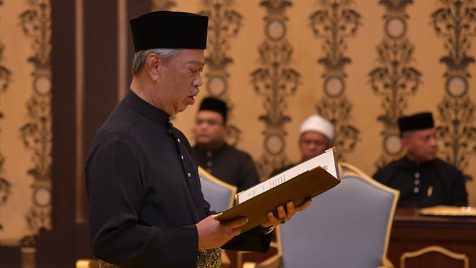 Muhyiddin Yassin menyatakan sumpah saat upacara pelantikannya sebagai Perdana Menteri Malaysia di Istana Negara, Kuala Lumpur, Minggu (1/3/2020). Upacara ini hanya satu pekan setelah Mahathir Mohamad mengundurkan diri sebagai PM Malaysia. (MASZUANDI ADNAN/MALAYSIA'S DEPARTMENT OF INFORMATION/AFP)