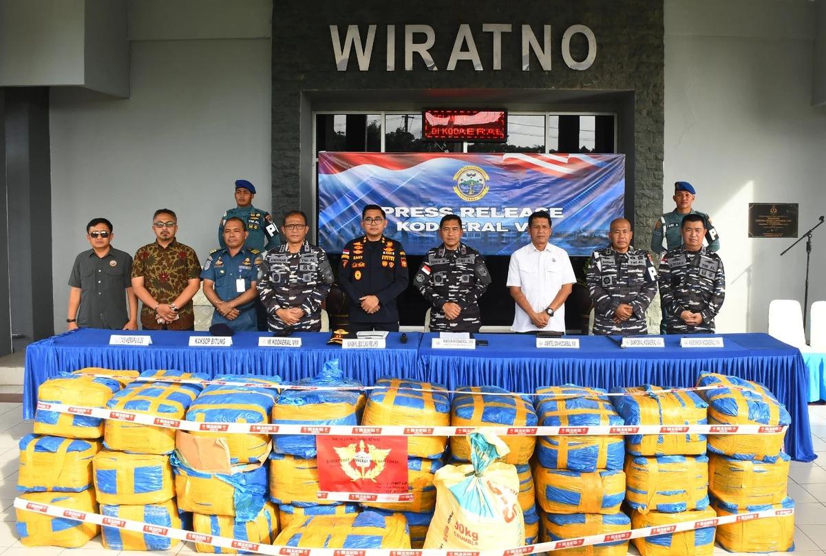 FOTO: TNI AL Gagalkan Upaya Penyelundupan Sianida di Pelabuhan Bitung