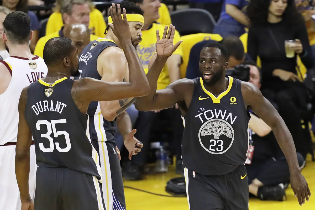 Selebrasi Kevin Durant dan Draymond Green di gim kedua final NBA