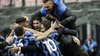 Bek Inter Milan, Matteo Darmian (kanan) berselebrasi bersama rekan setimnya setelah mencetak gol ke gawang Cagliari pada pertandingan lanjutan Liga Serie A Italia di stadion San Siro di Milan, Italia, Minggu (11/4/2021). Inter menang tipis atas Cagliari 1-0. (AP Photo/Luca Bruno)