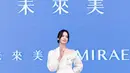 Untuk kesan yang lebih playful, Song Hye Kyo kenakan one shoulder mini dress lengan panjang. Dipadu dengan platform heels nude yang ciptakan tampilan clean [@kyo1122]