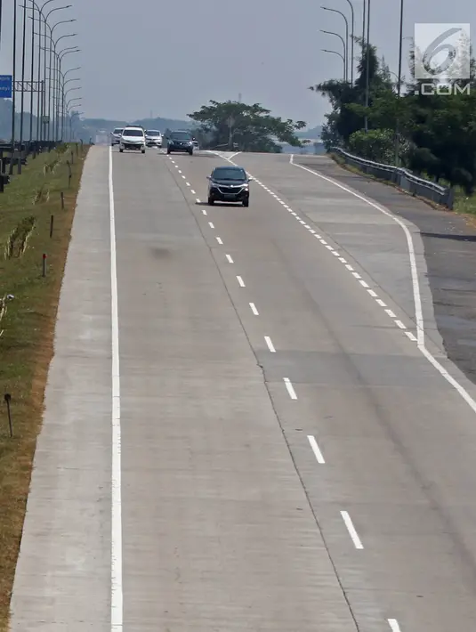 Sejumlah kendaraan melintas di ruas jalan tol Cikopo, Purwakarta, Jawa Barta, Selasa (4/6/2019). Memasuki H-1 Lebaran 2019, tidak di berlaku one way pada jalan tol  Jakarta - Cikampek dan terpantau lancar. (Liputan6.com/Herman Zakharia)