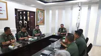 Pangdam V Brawijaya, Mayjen TNI Farid Makruf saat mengadakan rapat bersama jajarannya di Gedung Bina Yuda, Makodam V Brawijaya pada hari Senin, (28/8/2023).