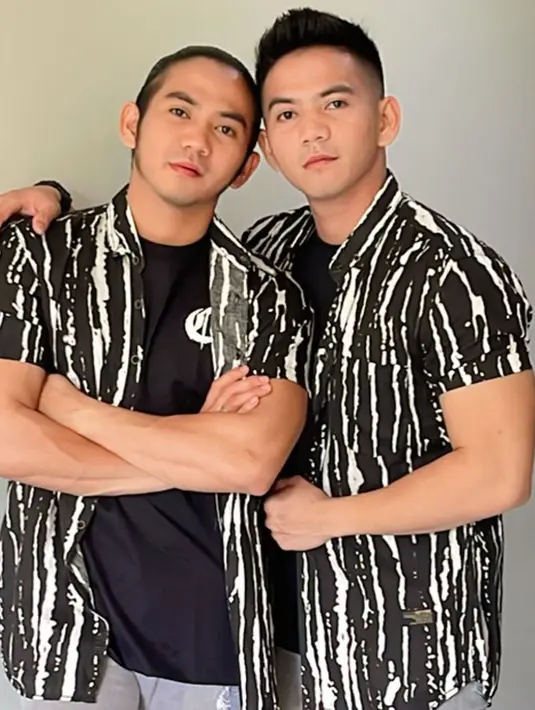 Dari dulu hingga kini mereka sering memakai konsep pakaian yang sama, bahkan sampai di luar panggung. Kali ini, pedangdut kembar ini mengenakan busana sama dengan kemeja motif garis. Penampilannya tampak begitu keren.(Liputan6.com/IG/@da2_rizki123)