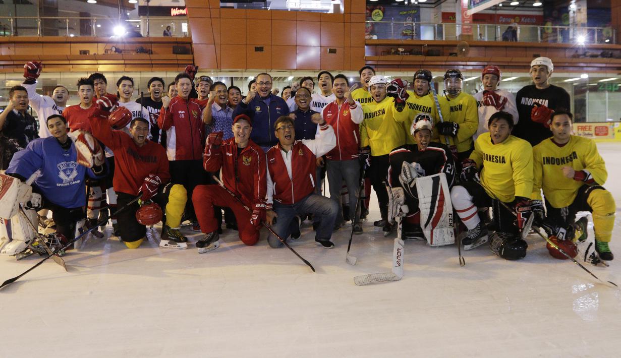 Pemain Timnas Hoki Es Indonesia foto bersama saat latihan di Bintaro X Change, Rabu (23/10). Sebanyak 18 atlet akan ikut berjuang pada SEA Games 2019 mendatang. (Bola.com/M Iqbal Ichsan)