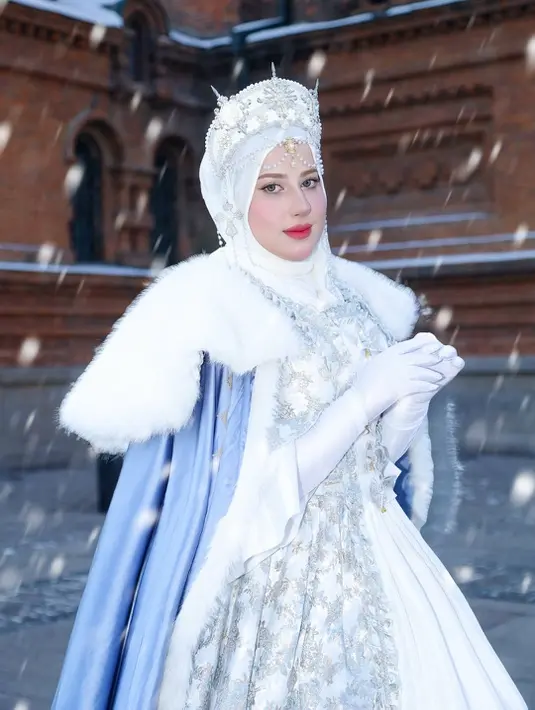 Tasyi memulas wajahnya dengan makeup yang cerah dengan pulasan blush pink dan lip stain merah terang [@tasyiiathasyia]