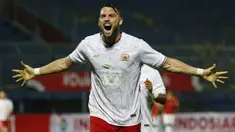Selebrasi pemain Persija Jakarta, Marko Simic usai berhasil menjebol gawang Borneo FC Samarinda dalam pertandingan Babak Penyisihan Grup B Piala Menpora 2021 di Stadion Kanjuruhan, Malang. Sabtu (27/3/2021). (Bola.com/Ikhwan Yanuar)