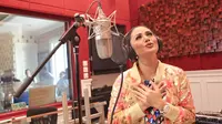 Penyanyi Krisdayanti berpose seusai rekaman soundtrack Film Ayat Ayat Cinta 2 di kawasan Bintaro, Tangerang Selatan, Senin (11/09/2017). 