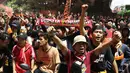 Suporter tim Macan Kemayoran merayakan gelar juara Go-Jek Liga 1 Indonesia 2018 bersama Bukalapak yang diraih Persija di kawasan Bundaran HI, Jakarta, Minggu (9/12). Persija meraih gelar juara dengan 62 poin. (Liputan6.com/Helmi Fithriansyah)