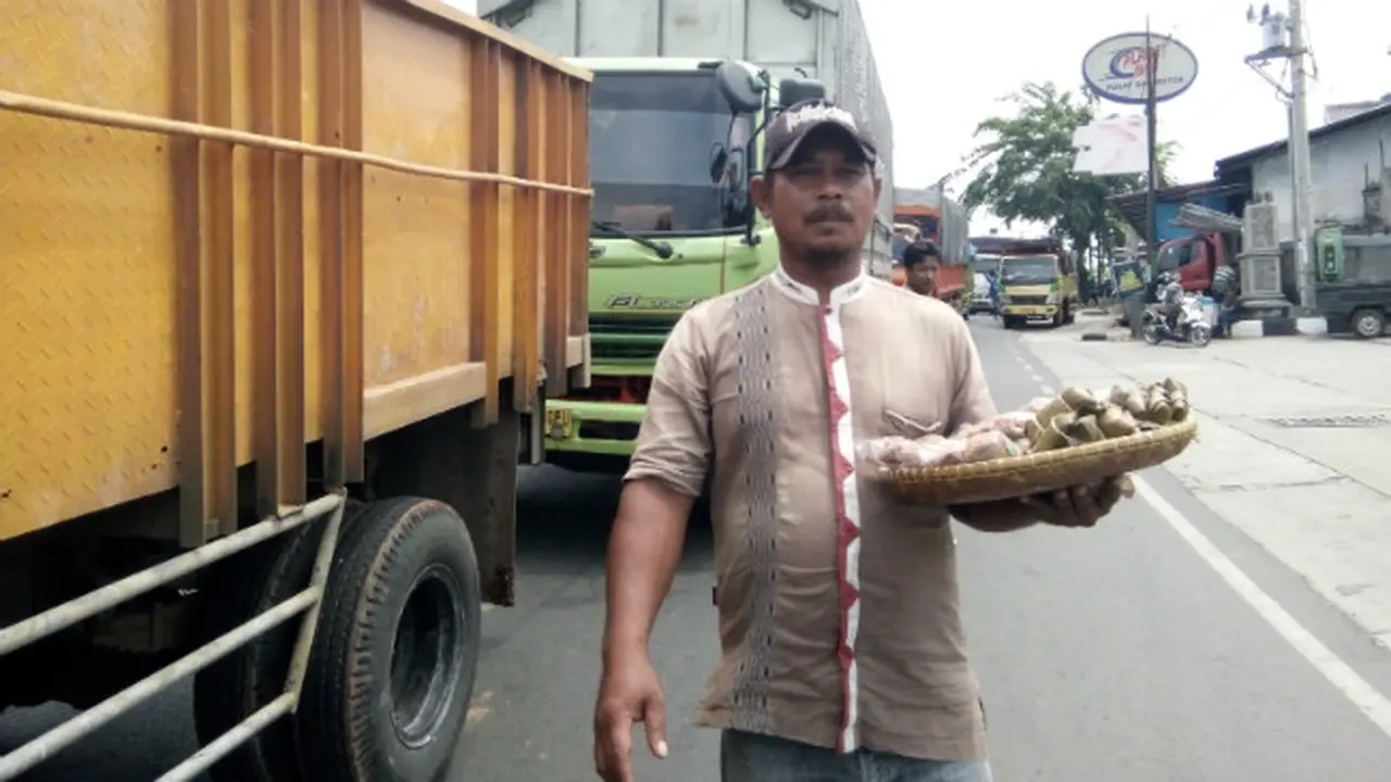 Pedagang di Tengah Kemacetan Purwakarta