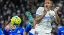 Bek Getafe, Mathias Olivera berebut bola dengan bek Real Madrid, Eder Militao pada pertandingan lanjutan La Liga Spanyol di stadion Santiago Bernabeu di Madrid, Minggu (10/4/2022). Real Madrid menang atas Getafe 2-0. (AP Photo/Manu Fernandez)