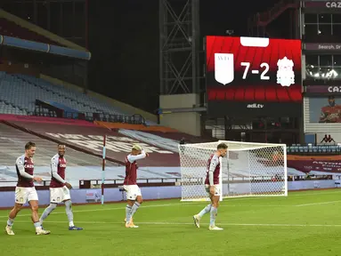 Pemain Aston Villa Jack Grealish (kiri) melakukan selebrasi usai mencetak gol ke gawang Liverpool pada pertandingan Liga Premier Inggris di Stadion Villa Park, Birmingham, Inggris, Minggu (4/10/2020). Aston Villa mengalahkan Liverpool 7-2. (Peter Powell/Pool via AP)