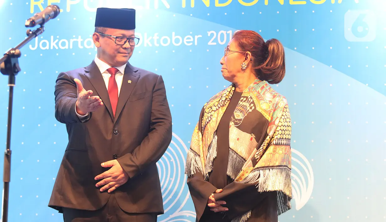 Edhy Prabowo mempersilahkan Susi Pudjiastuti menyampaikan sambutan pada acara serah terima jabatan (Sertijab) Menteri Kelautan dan Perikanan di Kantor KKP, Jakarta, Rabu (23/10/2019). Edhy menggantikan Susi Pudjiastuti pada Kabinet Indonesia Maju periode 2019-2024. (Liputan6.com/Herman Zakharia)
