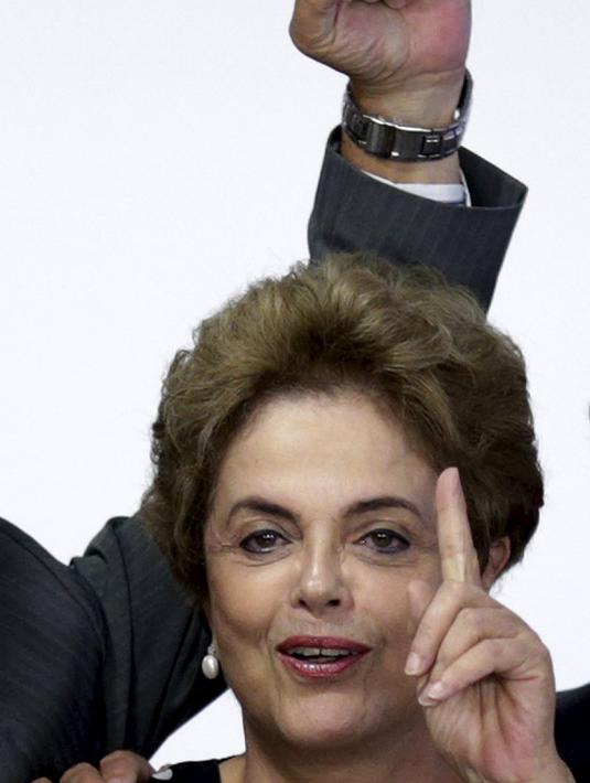 Presiden Brasil Dilma Rousseff saat mendatangi acara di Istana Planalto, Brasil, (13/4). Dituduh melakukan korupsi, komisi khusus parlemen Brasil sepakat merekomendasikan agar Presiden Dilma Rousseff dicopot dari jabatannya. (REUTERS / Ueslei Marcelino)