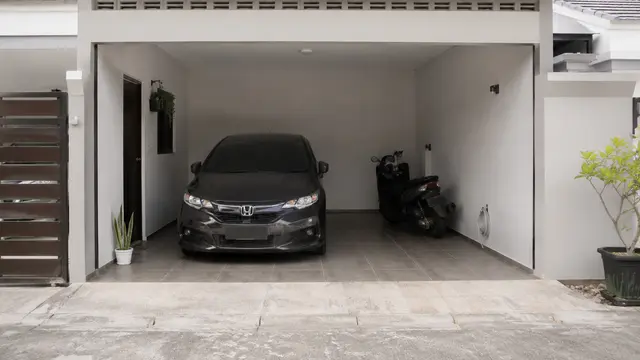 Desain Garasi Rumah dengan Roster Supaya Tidak Lembap dan Pengap (AI)