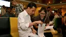 Setelah melihat langsung, Jokowi mengaku tidak puas dengan pelayanan pihak BKPM soal izin yang tidak praktis dan sangat makan waktu, Jakarta, Selasa (25/10/14). (Rumgapres/Agus Suparto)