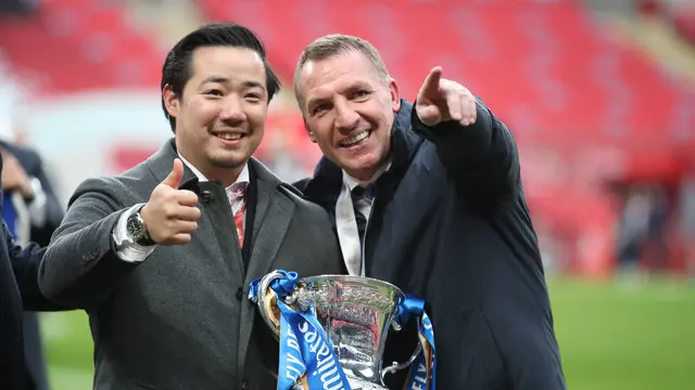 Bos Leicester Aiyawatt Srivaddhanaprabha bersama manajer Brandon Rodgers