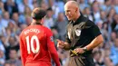 Wayne Rooney mendapatkan kartu kuning oleh wasit Howard Webb pada pertandingan sepak bola Liga Premier Inggris antara Manchester City vs Manchester United di Stadion Etihad, Manchester (22/09/13). (AFP/Paul Ellis)