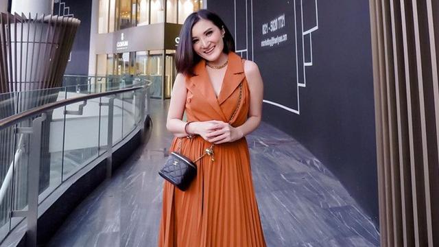 7 Potret Terbaru Kiki Amalia, Tetap Awet Muda di Usia Hampir 40 Tahun