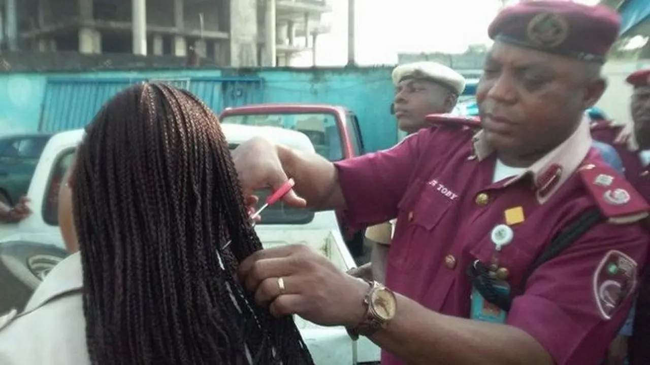 Komandan FRSC Nigeria Memotong Rambut Anak Buah Perempuannya (FRSC Rivers State/Facebook)