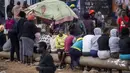 Para perempuan duduk dan berdiskusi di sebuah jalan di daerah Kibera di Nairobi, Kenya Kamis, 11 Agustus 2022. Rakyat Kenya menunggu hasil pemilihan presiden yang berlangsung ketat namun tenang di mana jumlah pemilih lebih rendah daripada biasanya. (AP Photo/Ben Curtis)