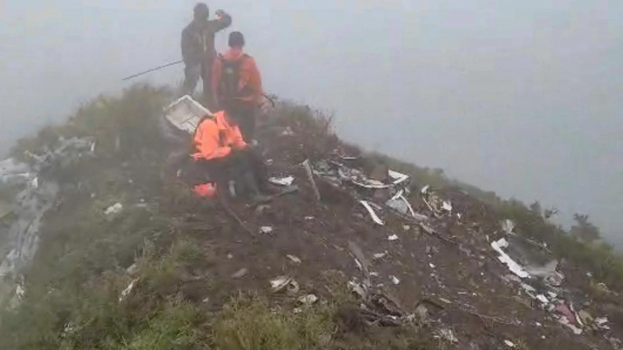 FOTO: Serpihan Besar Pesawat ATR 42-500 Ditemukan di Gunung Bulusaraung