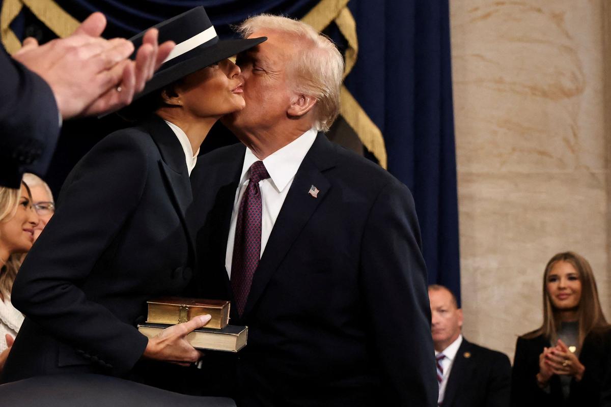 Momen Donald Trump Mau Cium Istri tapi Terhalang Topi