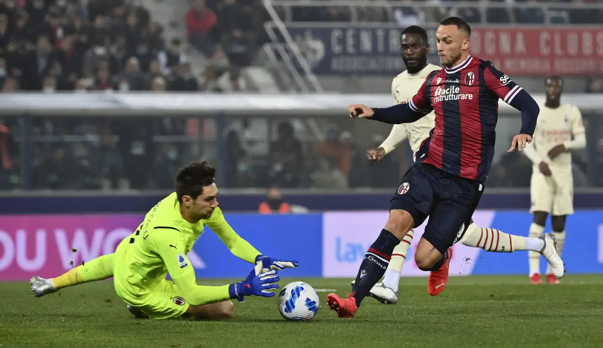 Kiper AC Milan, Marko Arnautovic berusaha menangkap bola dari pemain Bologna, Marko Arnautovic pada pertandingan Liga Serie A Italia di stadion Renato Dall'Ara, Italia, Minggu (24/10/2021). AC Milan menang atas Bologna 4-2. (Massimo Paolone/LaPresse via AP)