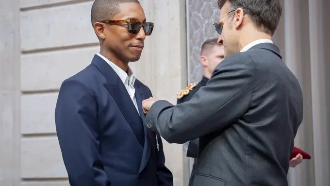 Pharrell Williams, Direktur Kreatif Louis Vuitton, Resmi Dianugerahi Gelar Ksatria oleh Presiden Macron