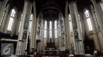 Sejumlah pekerja membersihkan kaca di Gereja Katedral, Jakarta, Senin (12/12). Gedung gereja yang diresmikan pada 1901 dan dibangun dengan arsitektur neo-gotik dari Eropa. (Liputan6.com/Johan Tallo)
