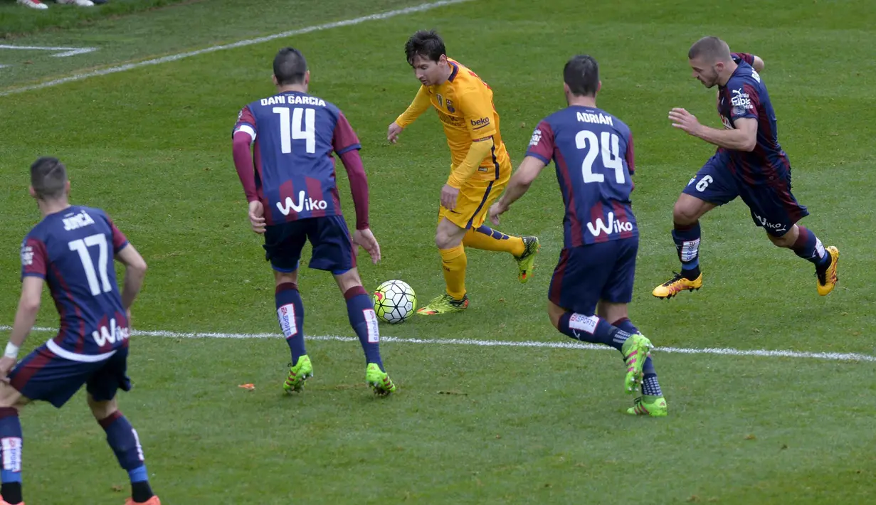 Empat pemain Eibar mengurung pergerakan Bintang Barcelona, Lionel Messi pada laga pekan ke-28 La Liga Spanyol 2015-2016 di Stadion Municipal de Ipurua, Minggu (6/3/2016) malam WIB. (REUTERS/Vincent West)