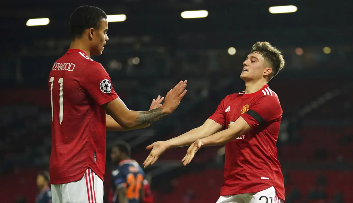 Pemain Manchester United Daniel James merayakan dengan Mason Greenwood usai mencetak gol ke gawang Istanbul Basaksehir pada pertandingan Grup H Liga Champions di Old Trafford, Manchester, Inggris, Selasa (24/11/2020). MU memuncaki Grup H usai menang atas Istanbul Basaksehir. (AP Photo/Dave Thompson)