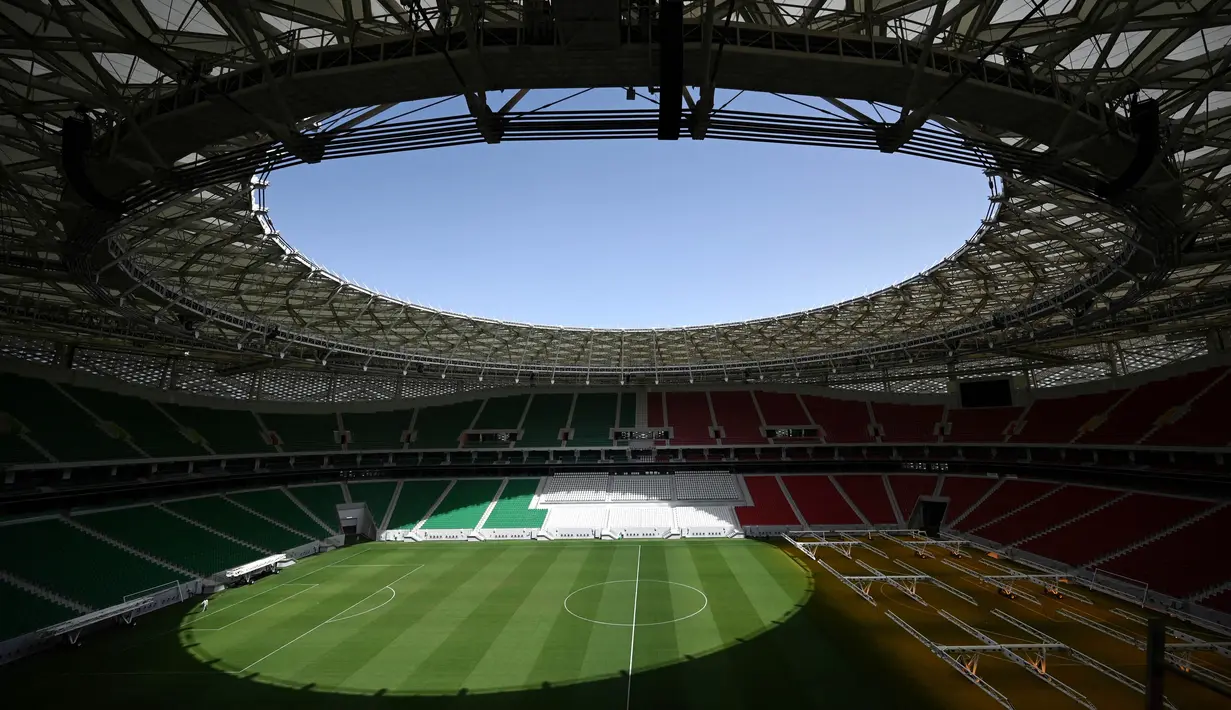 Stadion Al Thumama memiliki desain yang unik karena berbentuk seperti gahfiya, yaitu peci atau topi tenun tradisional yang khas digunakan seluruh pria di Timur Tengah. Stadion ini memiliki kapasitas 40.000 penonton. (AFP/Gabriel Bouys)