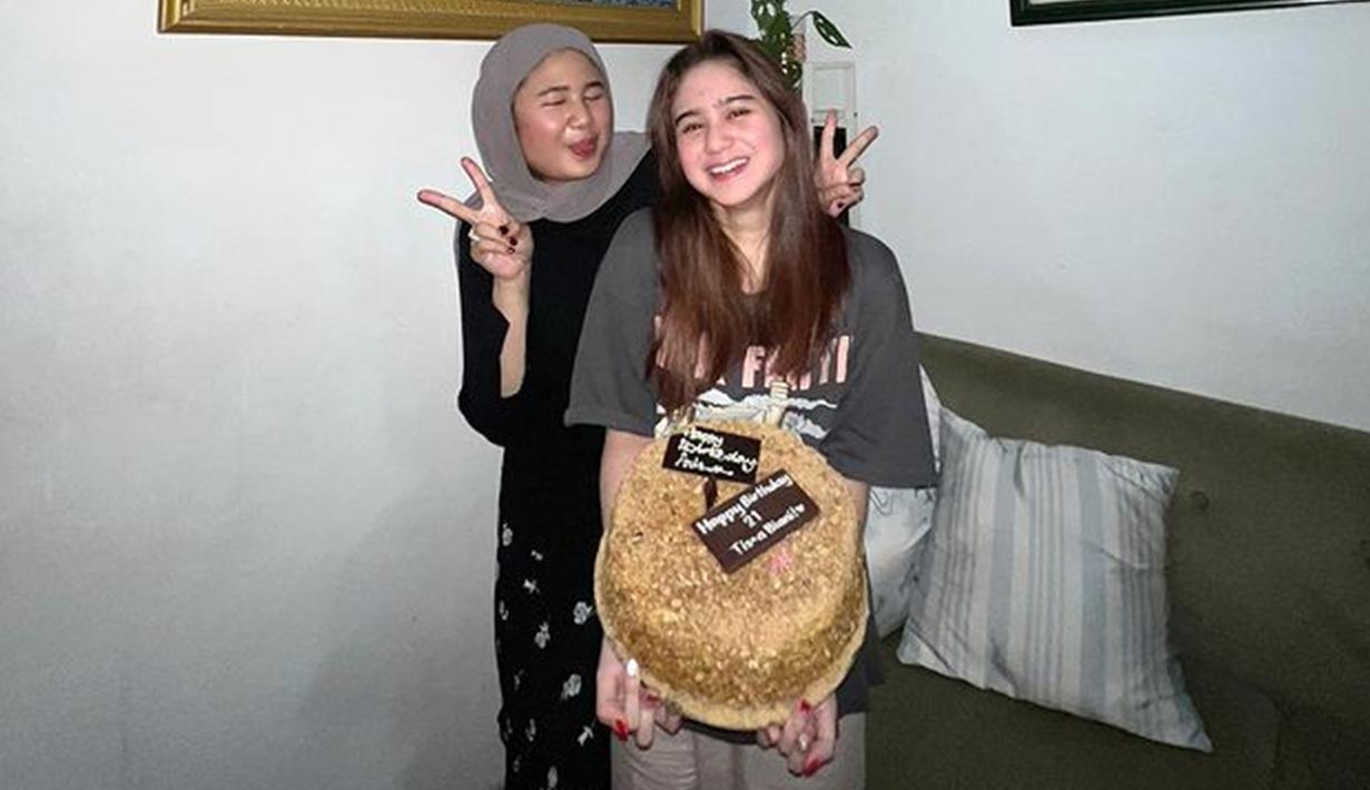 Meski sudah menikah, Alita Biani kakak Tissa tetap turut serta memberikan kejutan untuk adik semata wayangnya. Hanya dua bersaudara, kakak adik ini selalu saling dukung satu sama lainnya. Lewat Instagram pribadinya, Alita Biani unggah foto bareng sang adik dan sertakan tulisan hangat berupa ucapan selamat ulang tahun, doa, sekaligus harapan untuk Tissa. (Liputan6.com/IG/tissabiani)