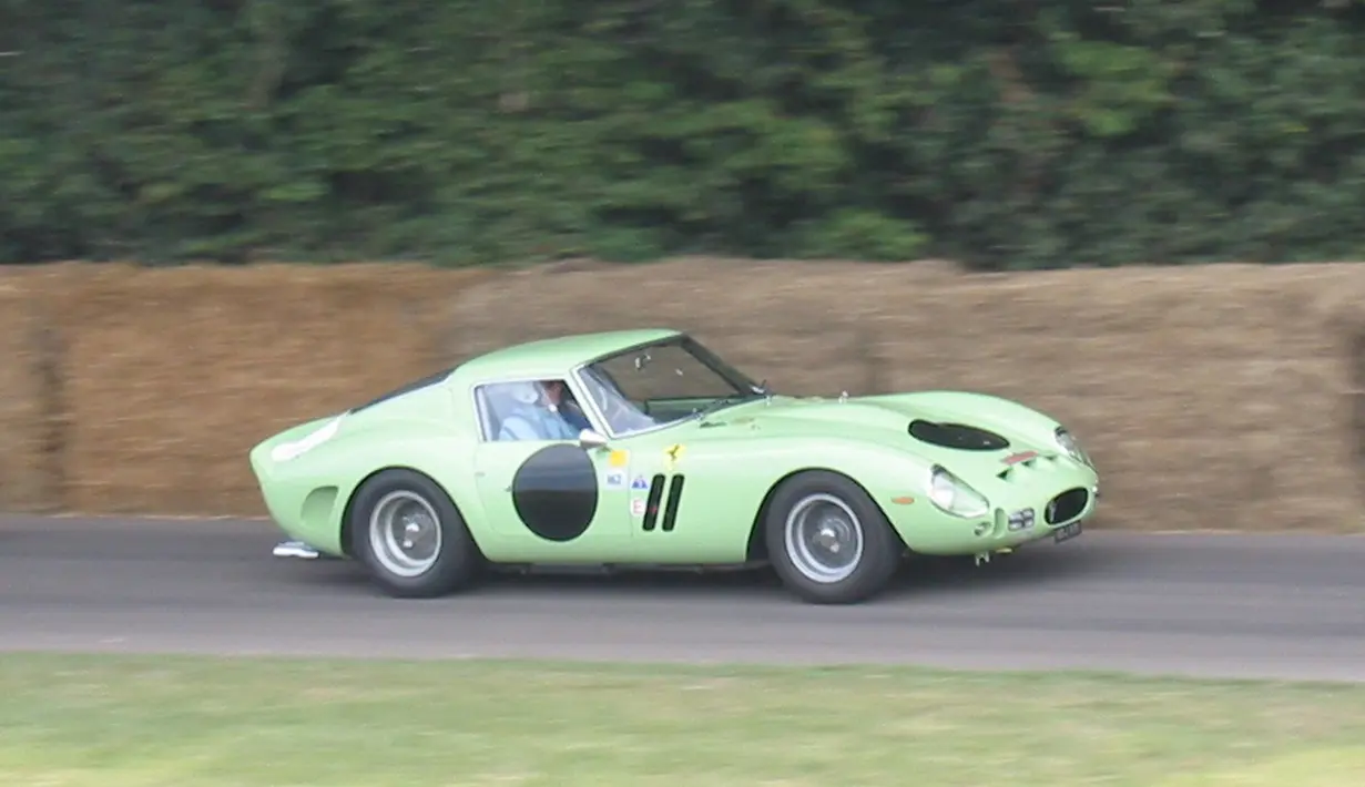 Ferari 250 GTO 1962 ini dinobatkan sebagai mobil antik dengan harga termahal. Bulan Juni 2012 silam terjual seharga USD 35 juta atau setara dengan 337.575 Miliar Rupiah. (commons.wikimedia.org)