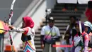 Aksi pepanah Putri Indonesia, Diananda Choirunisa pada nomor beregu recurve di MSN Archery Centre, Kuala Lumpur, Malaysia, Selasa (21/8). Indonesia kalah dari Malaysia dengan skor 1-5. (Bola.com/Liputan6/Faizal Fanani)