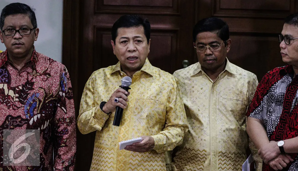 Ketua Umum Partai Golkar Setya Novanto memberikan keterangan usai pertemuan tertutup di kediaman Ketua Umum PDIP Megawati Soekarnoputri di Jakarta, Minggu (20/11). Dalam pertemuan itu membahas dinamika politik nasional. (Liputan6.com/Faizal Fanani)