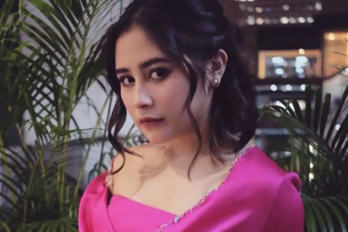 Pakai Dress Pink, Prilly Latuconsina Pancarkan Kecantikan dengan Makeup Flawless