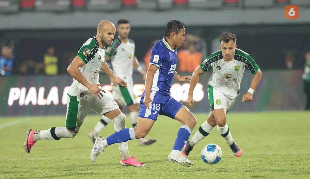 Pemain Persebaya Surabaya berduel memperebutkan bola dengan pemain Persib Bandung pada laga final Piala Presiden 2026 di Stadion Kapten I Wayan Dipta, Gianyar, Bali, Kamis (6/8/2026). Persebaya Surabaya keluar sebagai juara setelah mengalahkan Persib Bandung melalui adu penalti dengan skor 6-5 usai bermain imbang 1-1 hingga babak tambahan waktu. (KLY/Budy Santoso)