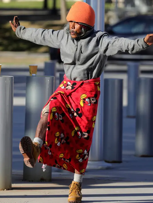 Biti Arelong mengikuti kelas seni bela diri tai chi di Markas Besar Kepolisian Salt Lake, Salt Lake City, Senin (14/10/2019). Keluarga Hart mengajar tai chi lima hari dalam seminggu kepada para tunawisma. (AP Photo/Rick Bowmer)