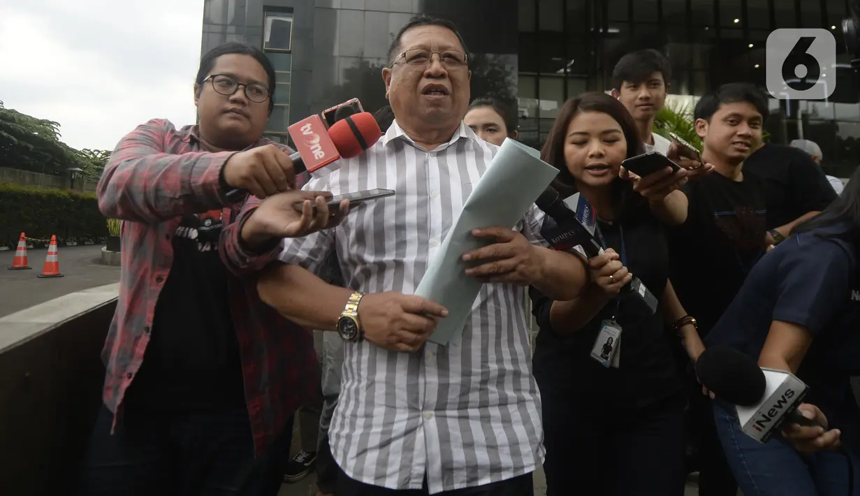 Bupati  Tulungagung, Maryoto Birowo usai menjalani pemeriksaan oleh penyidik di Gedung KPK, Jakarta, Selasa (11/2/2020). Maryoto Birowo diperiksa sebagai saksi untuk tersangka mantan Ketua DPRD Tulungagung Supriyono. (merdeka.com/Dwi Narwoko)