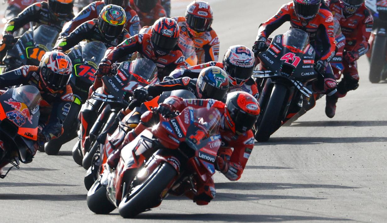 Capaian Francesco Bagnaia pada laga ini lebih dari cukup karena pesaing terdekatnya Jorge Martin dari Pramac Racing gagal menyelesaikan lomba. (AP Photo/Alberto Saiz)