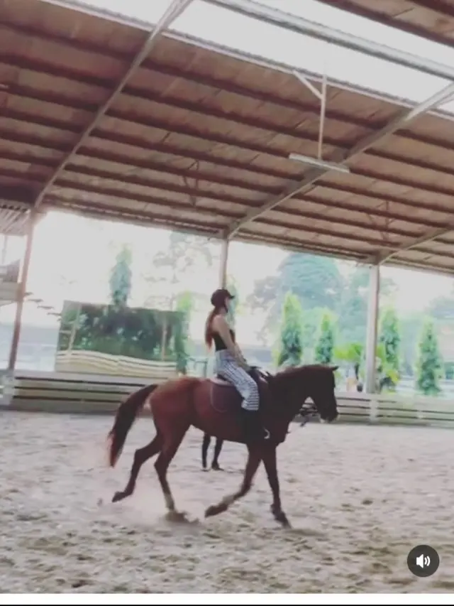 Ratu Rizky Nabila jatuh dari kuda saat berlatih (Foto: Instagram @raturn)