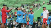 Para pemain Arema FC tengah melakukan latihan di Stadion Gayana, Malang. (Bola.com/Iwan Setiawan)